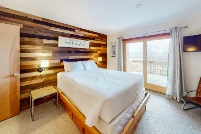 Cozy Sugarbush condo w/ beautiful mountain views - close to skiing