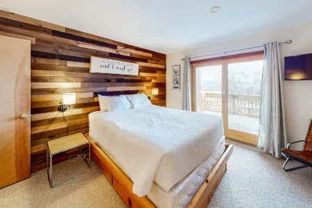 Cozy Sugarbush condo w/ beautiful mountain views - close to skiing Отели рядом с достопримечательностью «Шугарбуш Резорт»