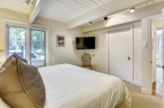 Private Community Hot Tub and Concierge Services - Elegant Mountain Getaway