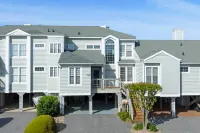 Scenic Canalfront Deck and Resort Amenities - Luxurious Waterfront Retreat