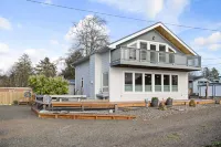 Breathtaking Bay Views and Fire-Pit Oasis - Stunning Coastal Retreat