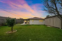 Covered Patio, Game Room and Convenient Amenities - Stylish Retreat Hotel a Pasadena