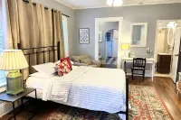 Cozy Duplex Near Piedmont Park and Dining - Charming Urban Retreat 드뤼드 힐스 호텔