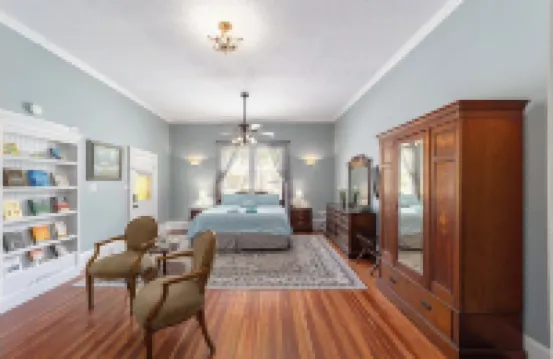 Private historic district apt with pool-suite A