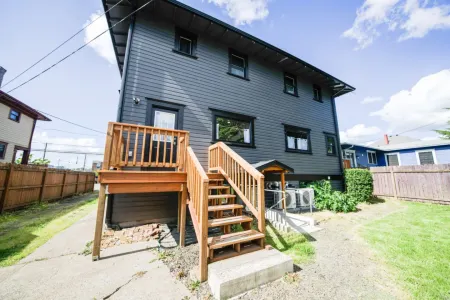 Charming Boho Escape - Cozy Retreat in Historic Downtown Albany Отели в г. Олбани