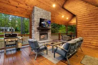 Scenic Mountain Cabin Retreat - Hot Tub, Foosball, Deck Hotels in McCurtain County