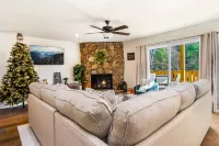 Luxurious Retreat - Game Room, Walk to Downtown, WiFi فنادق في White County