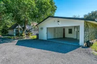 Tropical Mango Bungalow | Pool + Close to Beach! Hotels near New Macedonia Missionary Baptist