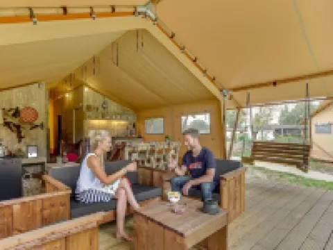Tent Lodge with Sanitary Facilities at the Bedafse Bergen - Campsite Hoteles en Uden