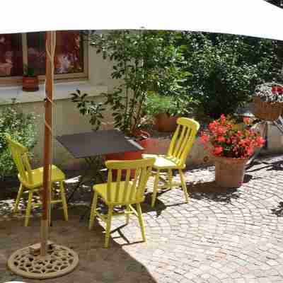 La Devinière Hotel Exterior