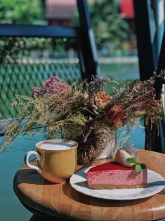 River Jam Amphawa Отели рядом с достопримечательностью «Wat Bang Khae Noi»