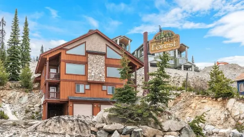 Forest Lane Hideaway - Luxurious Family Friendly Home w Private Hot Tub