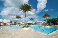 Steps to the Resort Style Pool & Across from the Big Chill Hotel a Seacrest