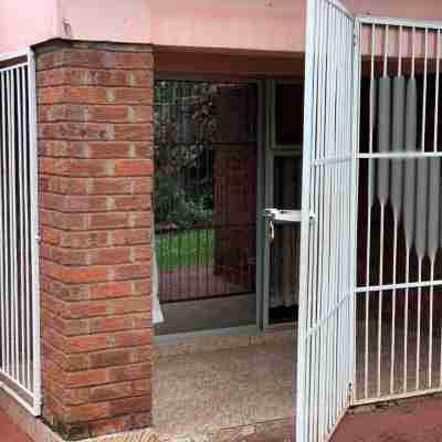4 Bed Gated House-Sleeps 8-Private Parking Rooms