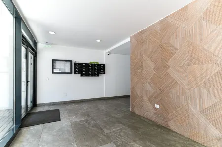 Maria - Modern Apartment with Parking and Workspace Отели в г. Бухарест