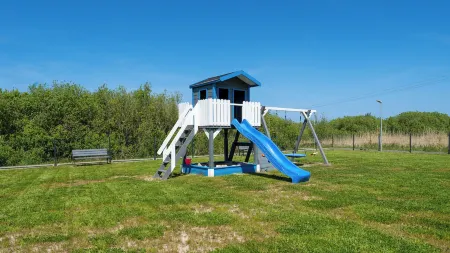 Na Różanej, Sun & Snow Отели рядом с достопримечательностью «Bagicz Kołobrzeg Airfield»