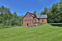 Cortina Mountain Chalet - Outdoor Hot Tub - Close to Pico and Killington Mountains 3 Bedroom Home Hotels in Mendon