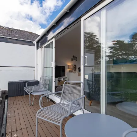 25 Coedrath Park - Sea Views from Balcony, Short Walk to Beach, Parking