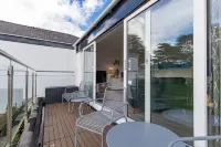 25 Coedrath Park - Sea Views from Balcony, Short Walk to Beach, Parking