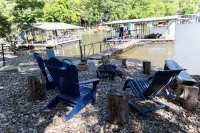 WOW! Amazing location, lakefront for family & friends, quiet cove & fire pit!