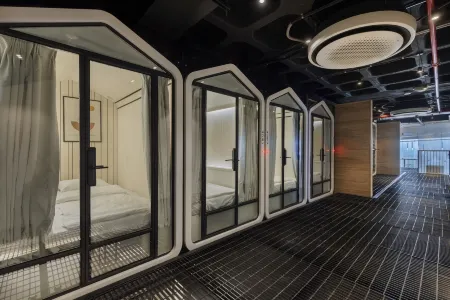 The O Pod Capsule Hotel Отели в г. Тель-Авив