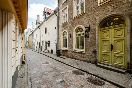 Blacksmith Old Town Apartments Отели рядом с достопримечательностью «Дом-музей Петра I»