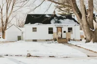 Charming Franklin House: Close to Campus, Sleeps 6