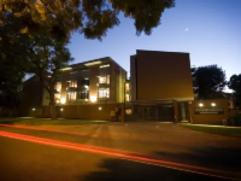 阿布色魯特法林登公寓 鄰近洛夫託斯球場的酒店