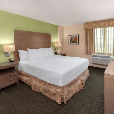 La Quinta Inn & Suites by Wyndham San Antonio Medical Ctr NW Hotels near Phil Hardberger Park