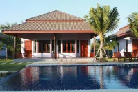 Waterside Resort - Pools
