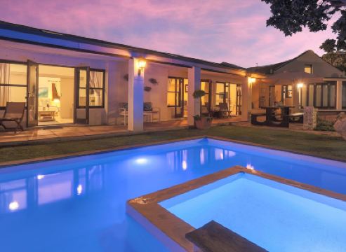 Sixteen Guesthouse on Main