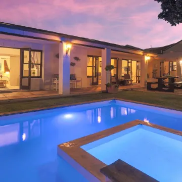 Sixteen Guesthouse on Main