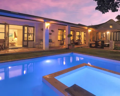 シックスティーン ゲスト ハウス オン メイン ヘルマナスのホテル