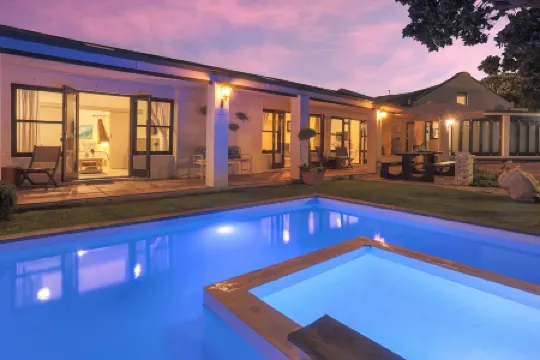 Sixteen Guesthouse on Main