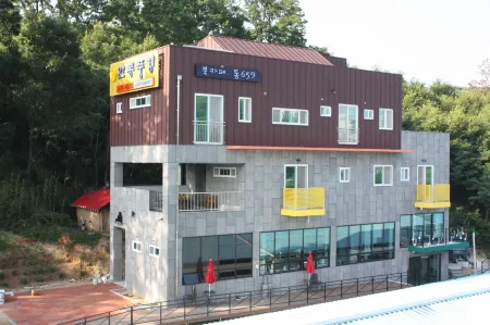 Andong Poong-Gyung Hostel n Library Отели рядом с достопримечательностью «Byeongsanseowon Confucian Academy»