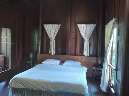 Baan Suan Amphawa Отели рядом с достопримечательностью «King Buddhalertla Naphalai Memorial Park»