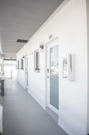 Sobe Lux Отели рядом с достопримечательностью «Art Center - Richard Shack Gallery»