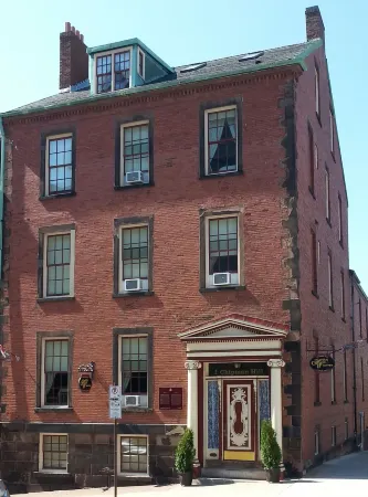 Chipman Hill Suites - Pratt House Отели рядом с достопримечательностью «Reed's Point Lighthouse»