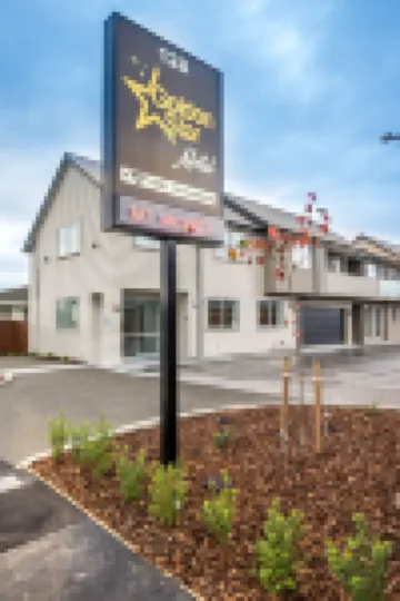 Golden Star Motel Hotel berhampiran Stadium AMI