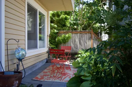 Comfort and Grace Perched on Queen Anne Hill Отели рядом с достопримечательностью «Вудленд Парк Роуз Гарден»