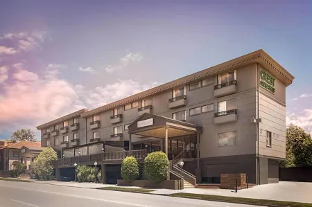 Crest on Barkly Serviced Apartments Отели рядом со станцией Windsor Railway Station