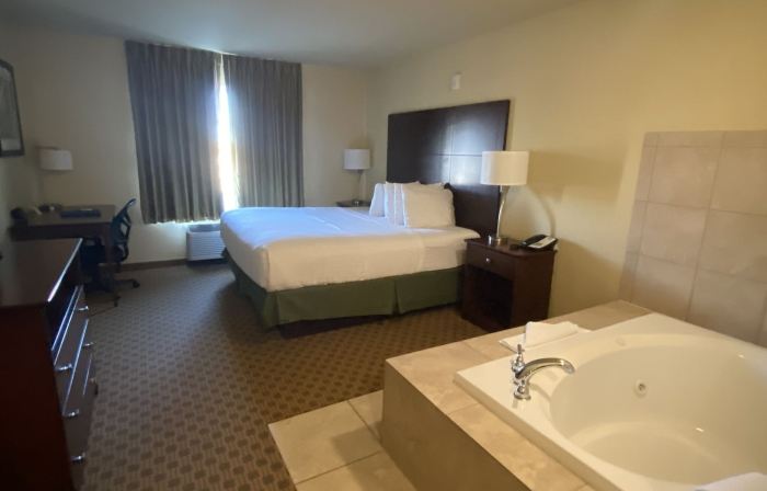 Cobblestone Hotel & Suites - Broken Bow