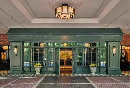 The Four Seasons Hotel Boston Отели рядом с достопримечательностью «Публичная библиотека Запад Энд Бранч оф Бостон»