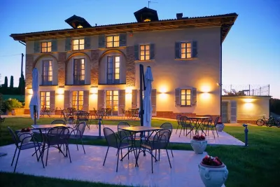 NaturalMente Wine Resort Hotel dekat Castello di Costigliole