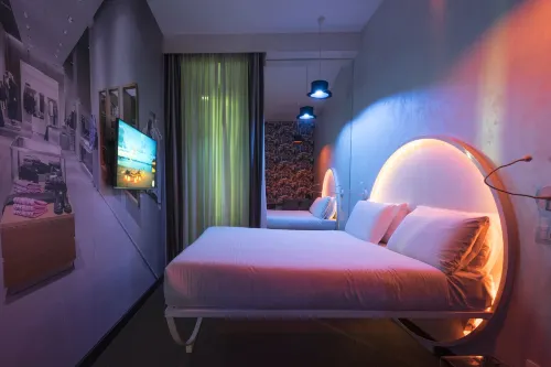 جيست هاوس أو أفيتاكامير ماجينتا بانثيون نافونا