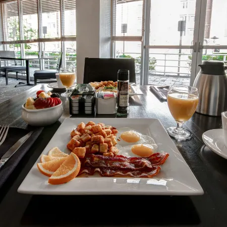 Holiday Inn DETROIT METRO AIRPORT by IHG