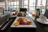 Holiday Inn DETROIT METRO AIRPORT by IHG - breakfast