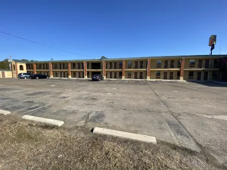 Diamond Inn Отели рядом с достопримечательностью «Форрест-Сити Рекреэйшен»