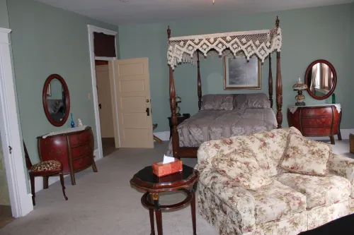 Victorian Charm Inn - parking