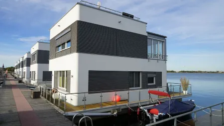 Schwimmendes Haus Robby II Отели в г. Биттерфельд-Вольфен